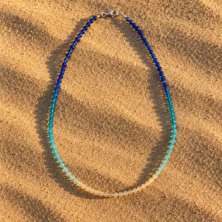 Photo actuelle du collier Marée basse, en perles de verre bleu océan et sable