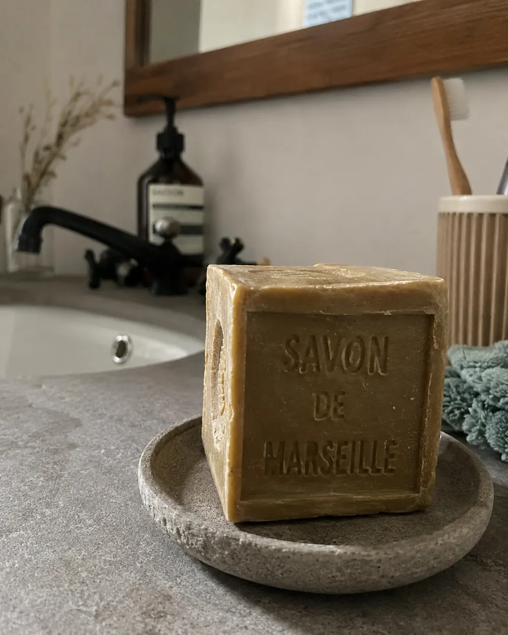 Savon de Marseille photographié sur une vasque